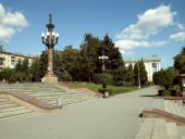 По гранитной лестнице от самой Волги попадаем в самое сердце центральной набережной Волгограда, на место всех встреч и свиданий – к фонтану «Искусство», от которого вглубь исторического центра города тянется широкая пешеходная аллея, плавно переходящая в Аллею Героев и площадь Павших борцов.