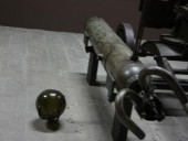 Ампуломет с ампулой. Придуман рабочими Сталинграда для защиты своего города. Стрелял зажигательной смесью.