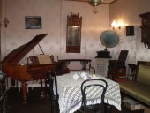 Женщины в осенне-зимний период занимались обработкой волокна, его мяли, теребили, расчесывали, пряли в нити, и ткачеством. Часть этой продукции шла на собственные нужды, а другая - на продажу в виде кудели, ниток, ткани