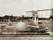 В свой нынешний облик центральная набережная облачилась лишь после войны, в 1952 году. До этого момента набережная Волгограда служила крупным грузовым портом: в конце 19 века Царицынская пристань по объему прибывшего груза занимала второе место в Волжском бассейне. Одновременно с этим на набережной 