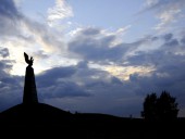 Место командного пункта Наполеона. Памятник «Мертвым Великой армии». Архитектор П.Л. Бесвильвальд, 1913 г.