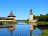 Вид на Плоскую и Высокую башни кремля в устье Псковы