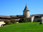 Троицкая башня, памятный крест на месте Благовещенского собора