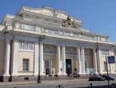 Центральная часть фасада