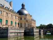 Общий вид дворца с каналами