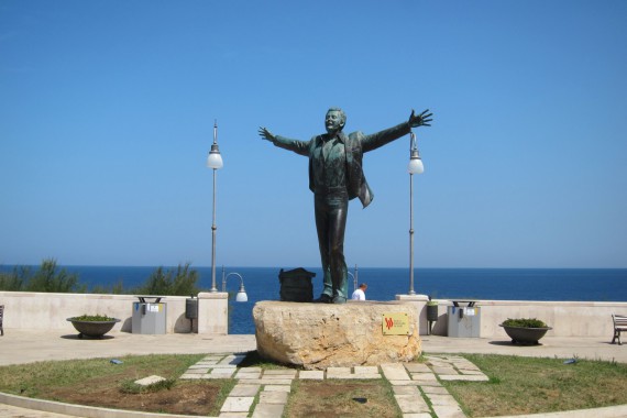 Фотография Памятник Доменико Модуньо 0